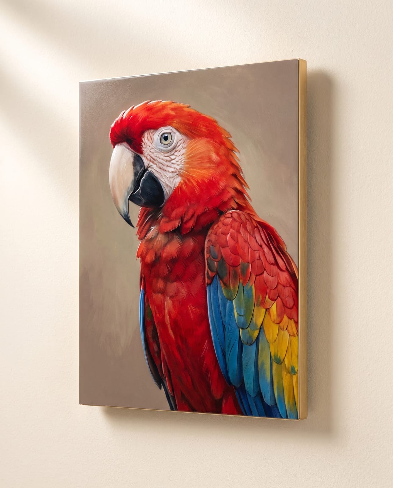 Portrait d'un ara écarlate sur plaque d'aluminium — chaque plume rehaussée en relief UV
