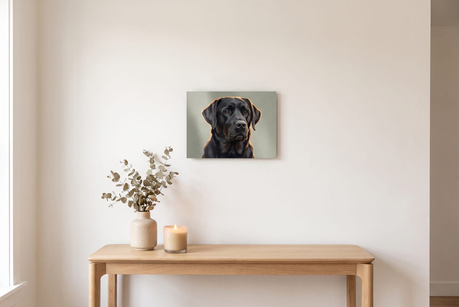 Plaque d'aluminium d'un labrador noir, montée flottante au mur au-dessus d'une console en chêne