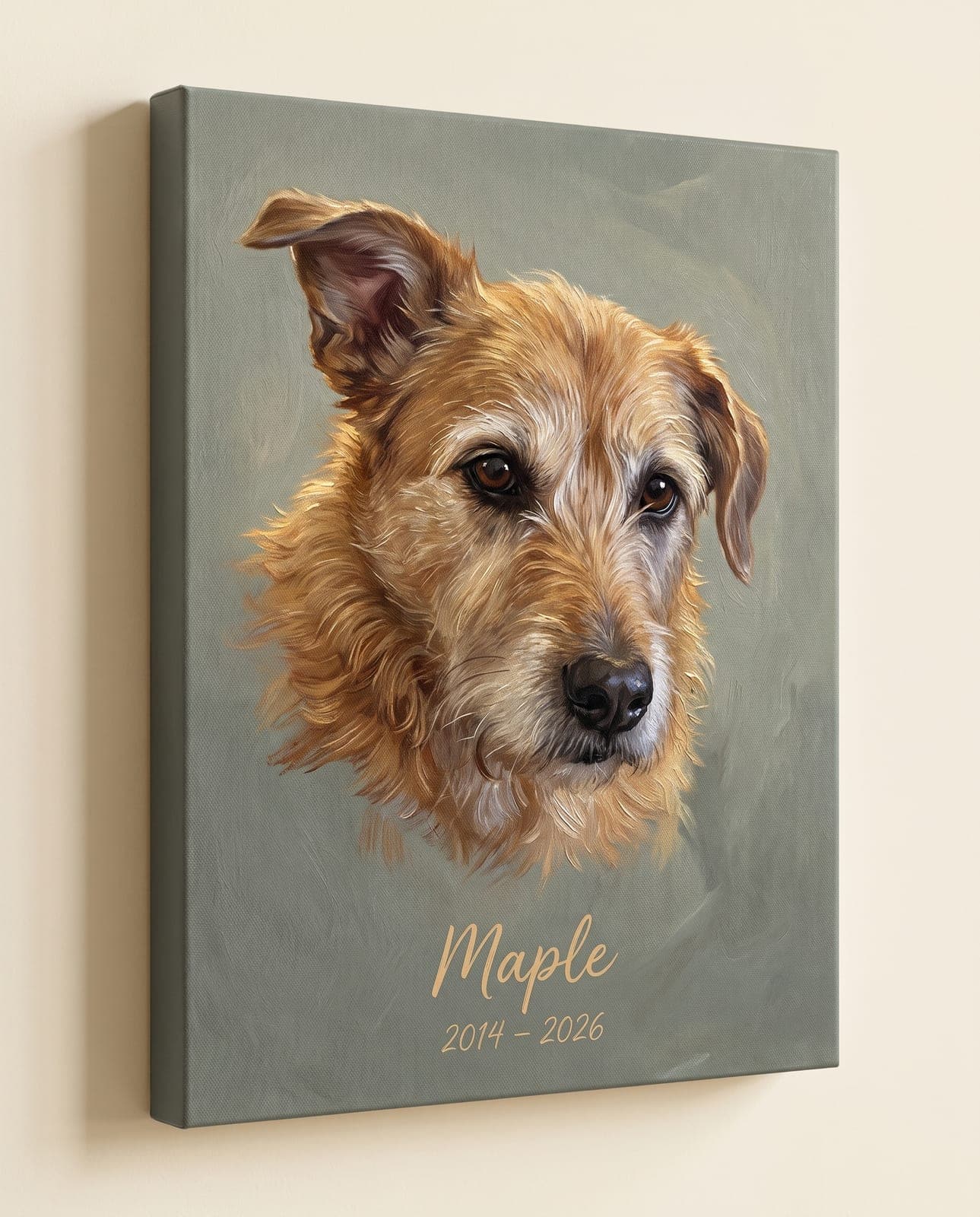 La même photo devenue œuvre : portrait à l'huile du chien sur toile d'artiste, avec la dédicace « Maple · 2014 – 2026 »